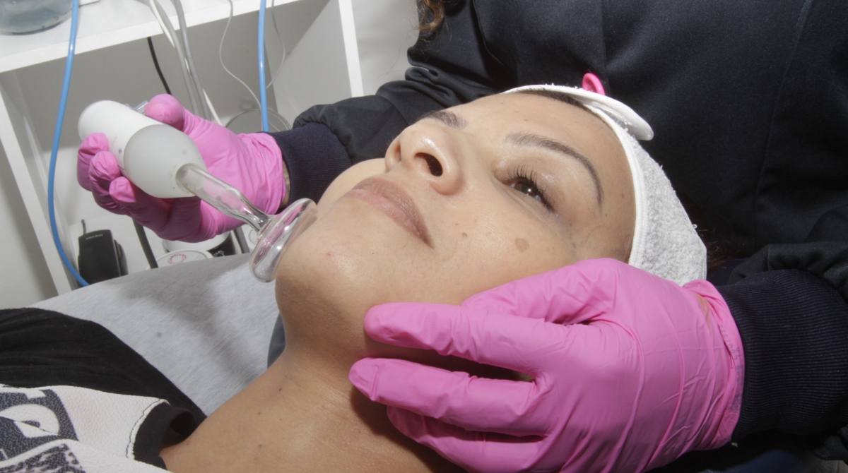 Rio,06/08/2019-SÃO JOÃO DE MERITI- Comercial; Caderno da Baixada, Rosa Fernandes Estética. Na foto, Nathalia Fernandes e Fabiana Gomes, durante procedimento estetico .Foto: Cléber Mendes/Agência O Dia