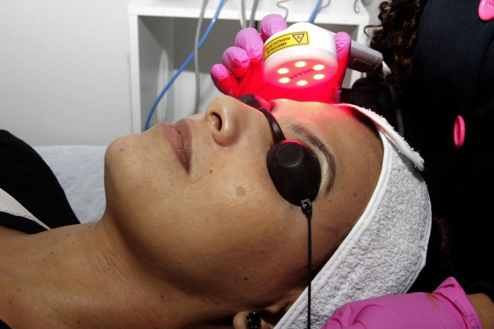 Rio,06/08/2019-SÃO JOÃO DE MERITI- Comercial; Caderno da Baixada, Rosa Fernandes Estética. Na foto, Nathalia Fernandes e Fabiana Gomes, durante procedimento estetico .Foto: Cléber Mendes/Agência O Dia