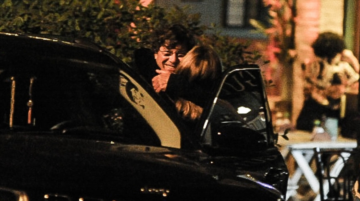 Cissa Guimarães é flagrada por paparazzzi beijando muito na noite carioca