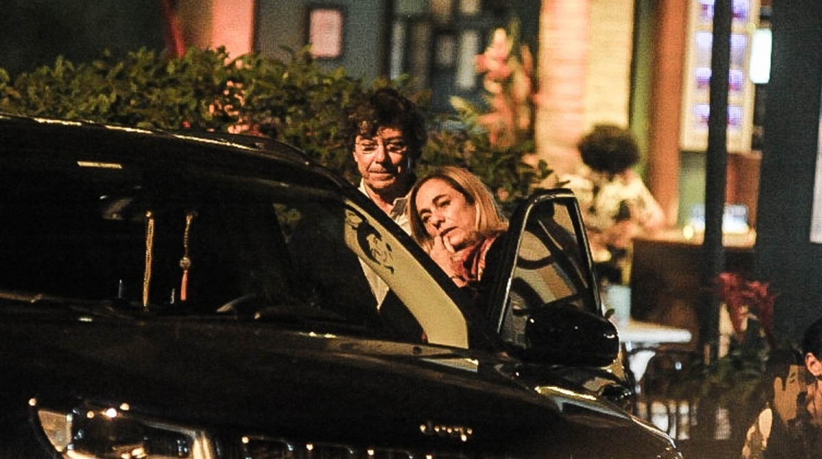 Cissa Guimarães é flagrada por paparazzzi beijando muito na noite carioca