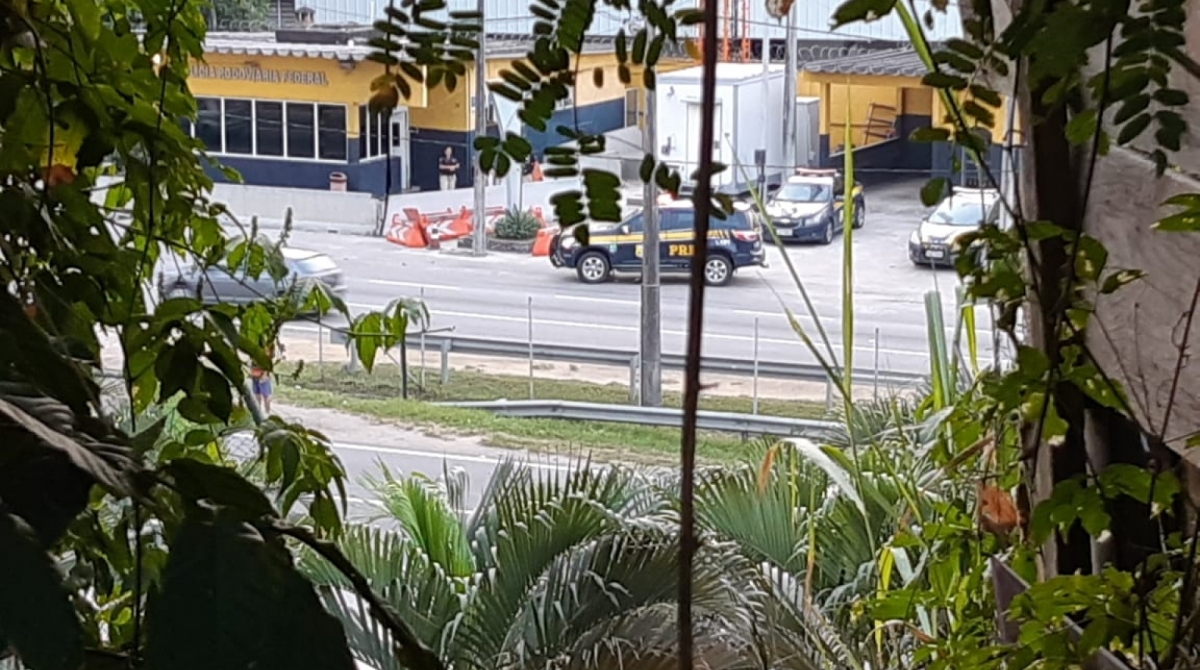 Policiais fazem buscas em área de observação de criminosos, próximo ao local em que o sargento da PM teve a viatura atacada - Reprodução