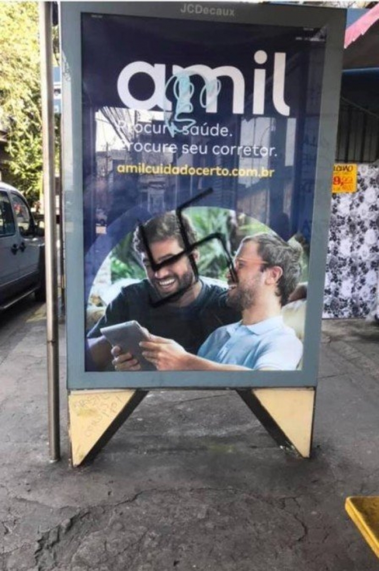 Suástica foi pichada em anúncio publicitário com casal gay - Reprodução / Rio Gay Life