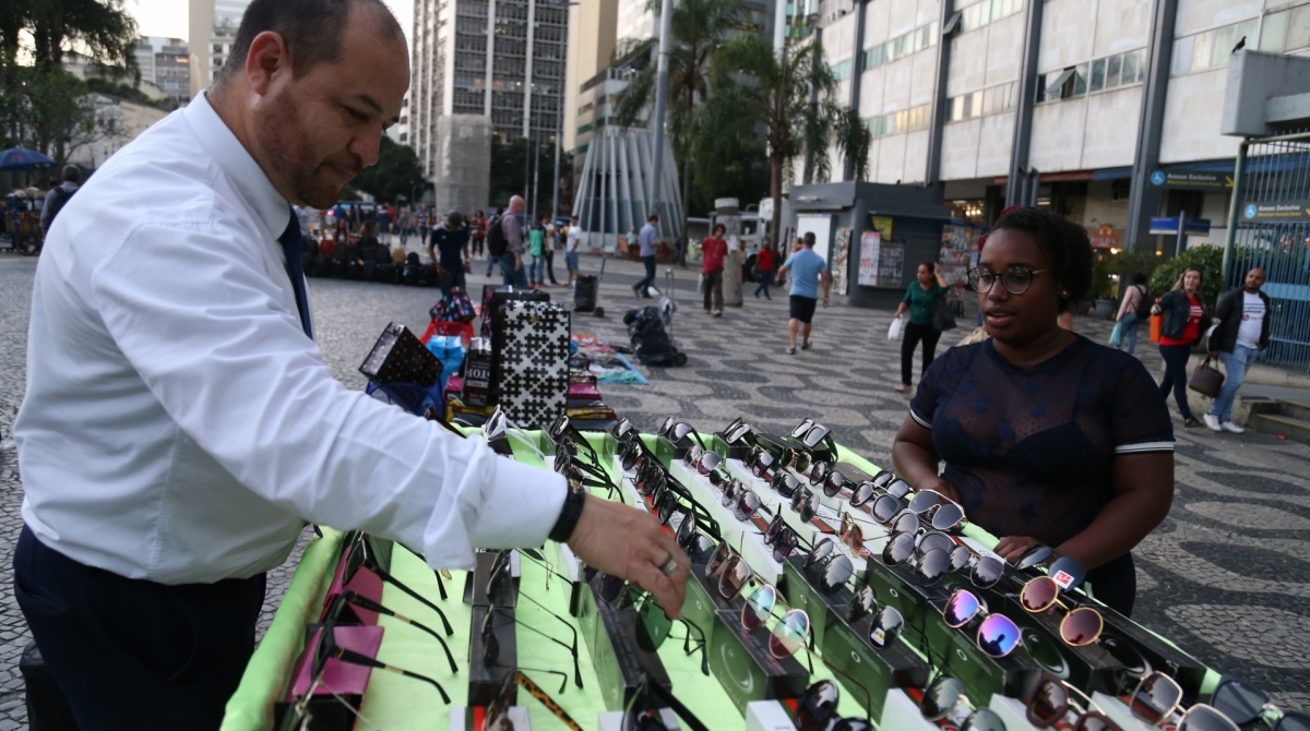Povo fala sobre heróis nacionais depois da fala de Bolsonaro chama coronel Brilhante Ustra de 'herói nacional' . Na foto a ambulante que trabalha no Largo da Carioca Laís Santos.