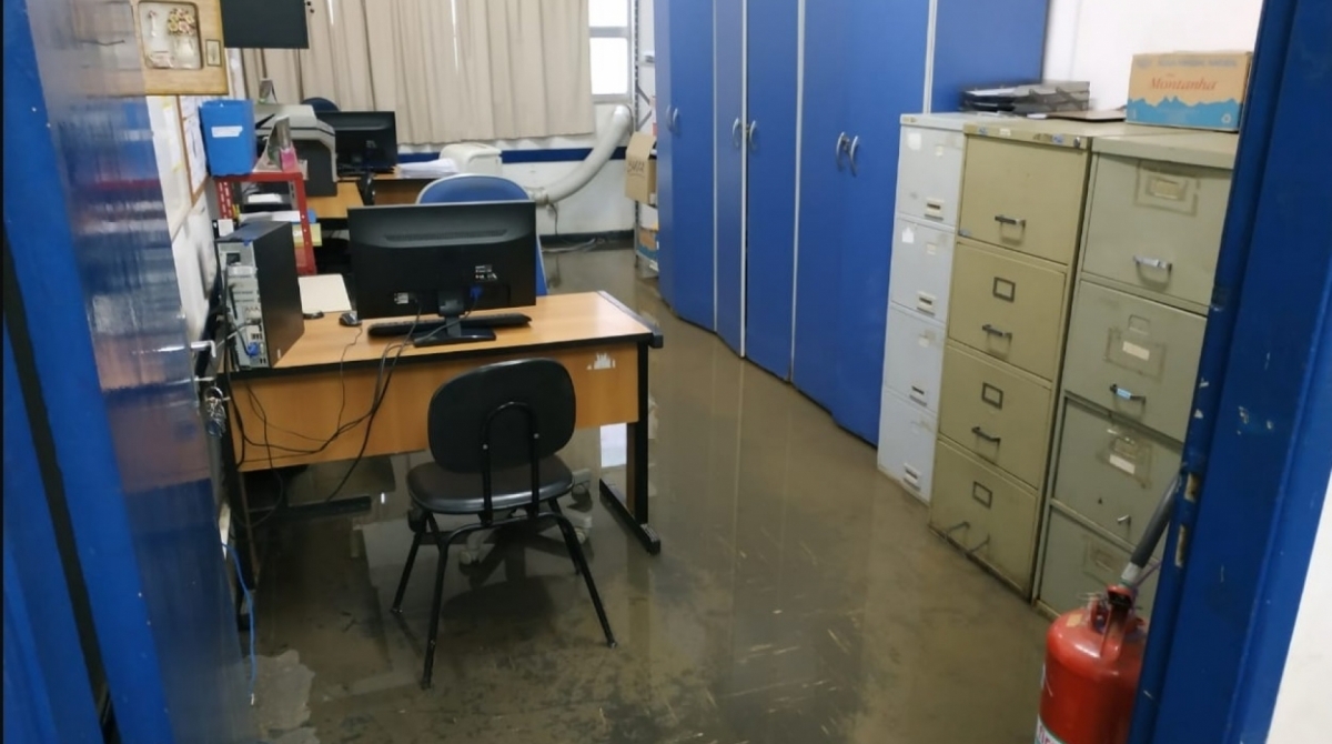 Conselho Tutelar da Barra sofre com vazamento de esgoto