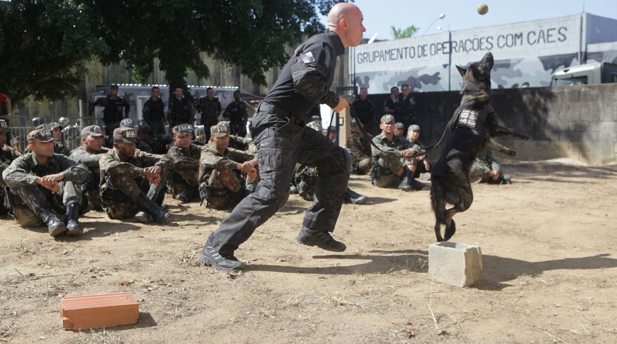 Rio, 08/08/2019 - Treinamento do batalhao do exercicito com caes. Complexo penitenciario de Bangu, zona oeste do Rio. Na Foto, soldados. Foto: Ricardo Cassiano/Agencia O Dia