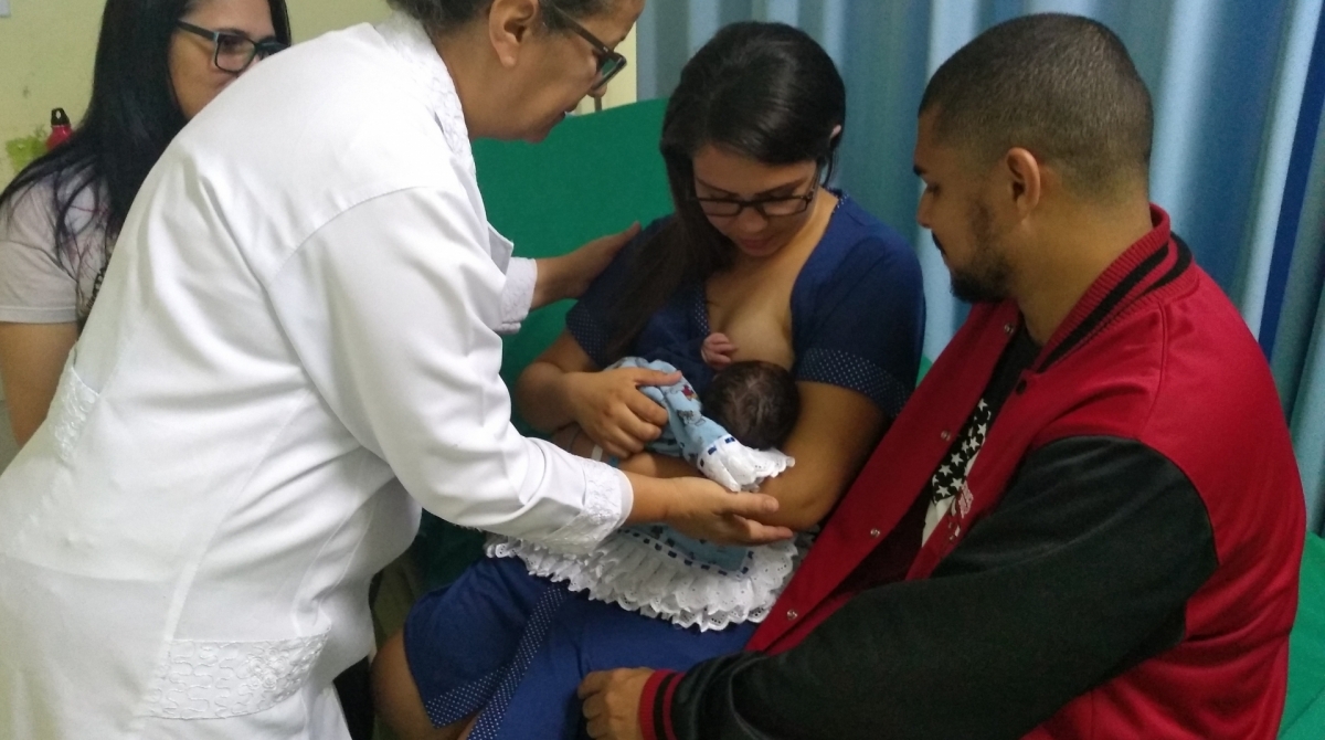 Mãe recebe orientação de funcionária sobre como deve fazer para amamentar seu bebê - Lucas Mendes/ Divulgação PMNI