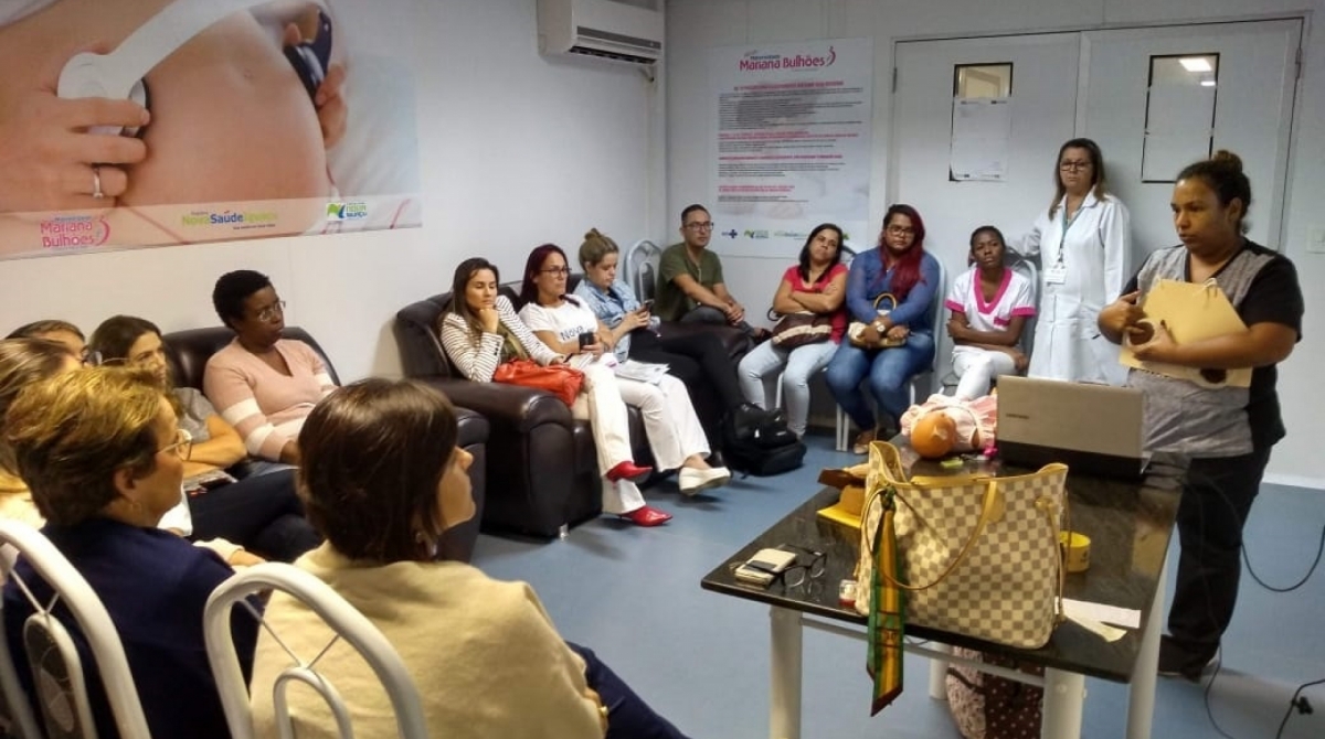Futuras mães, parentes e funcionários  assistem à palestra sobre aleitamento materno 
