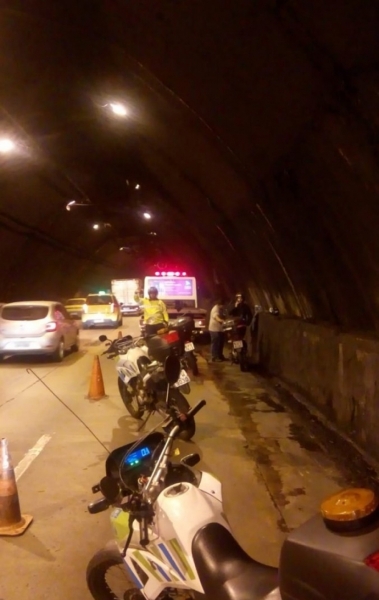 Acidente interditou faixa da segunda galeria, no sentido Centro - ReproduÃ§Ã£o