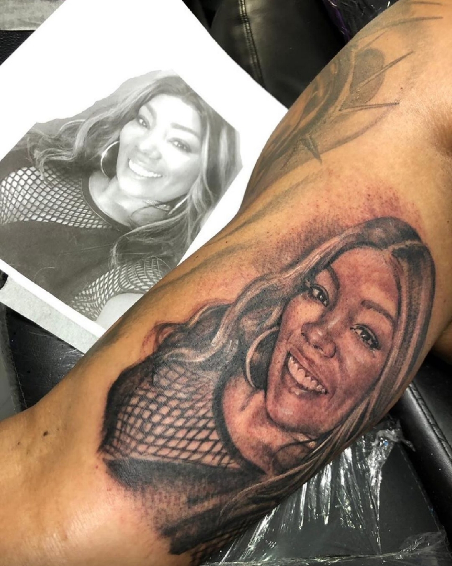 Renato Araújo, namorado de Dona Silvana, mãe de Ludmilla, tatua o rosto da amada no braço - Reprodução de internet