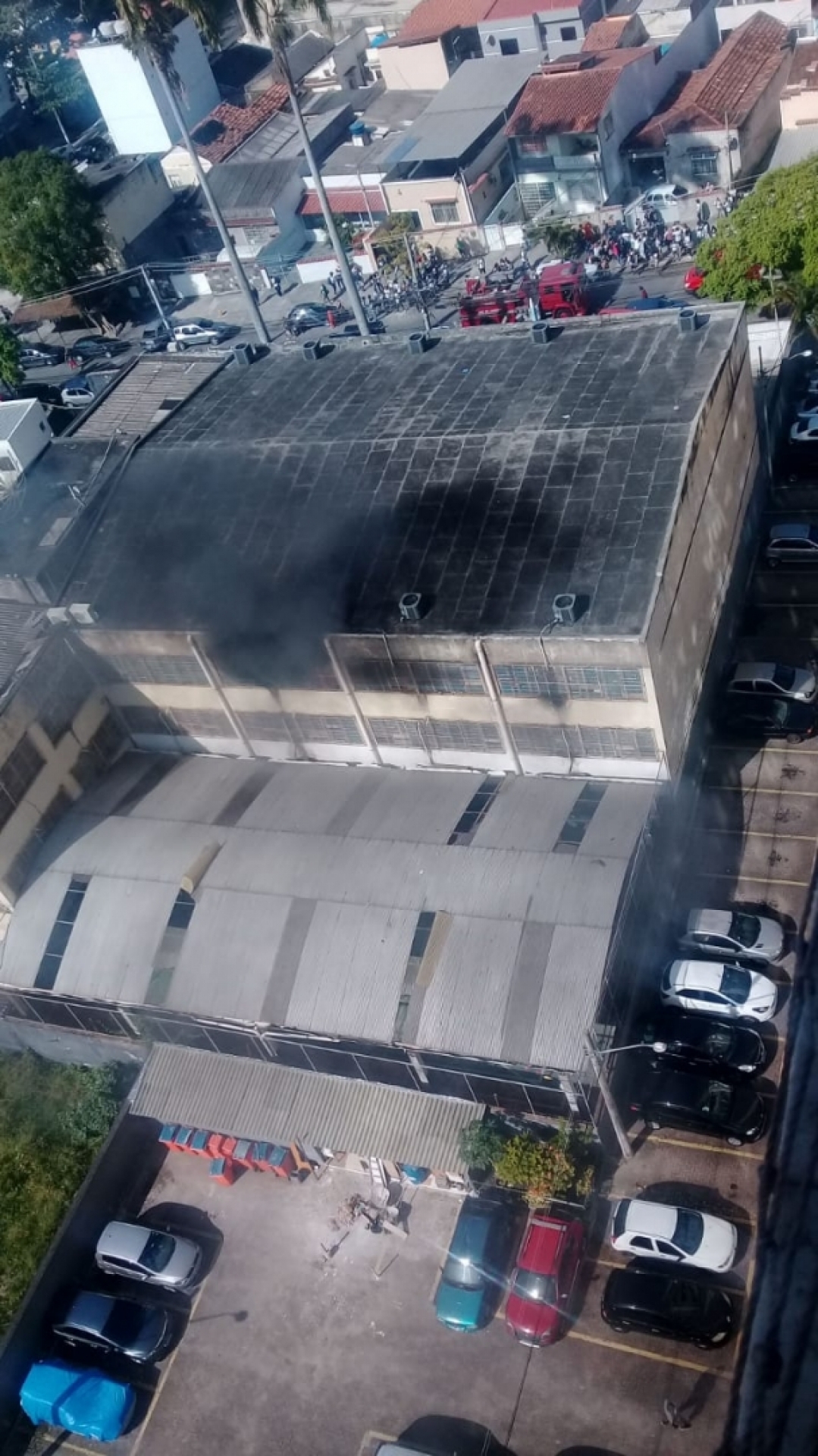 Princípio de incêndio na Escola Cientista Mário Kroeff, na Penha, foi controlado pelos Bombeiros na tarde desta quinta-feira  - Reprodução/ WhatsApp O DIA