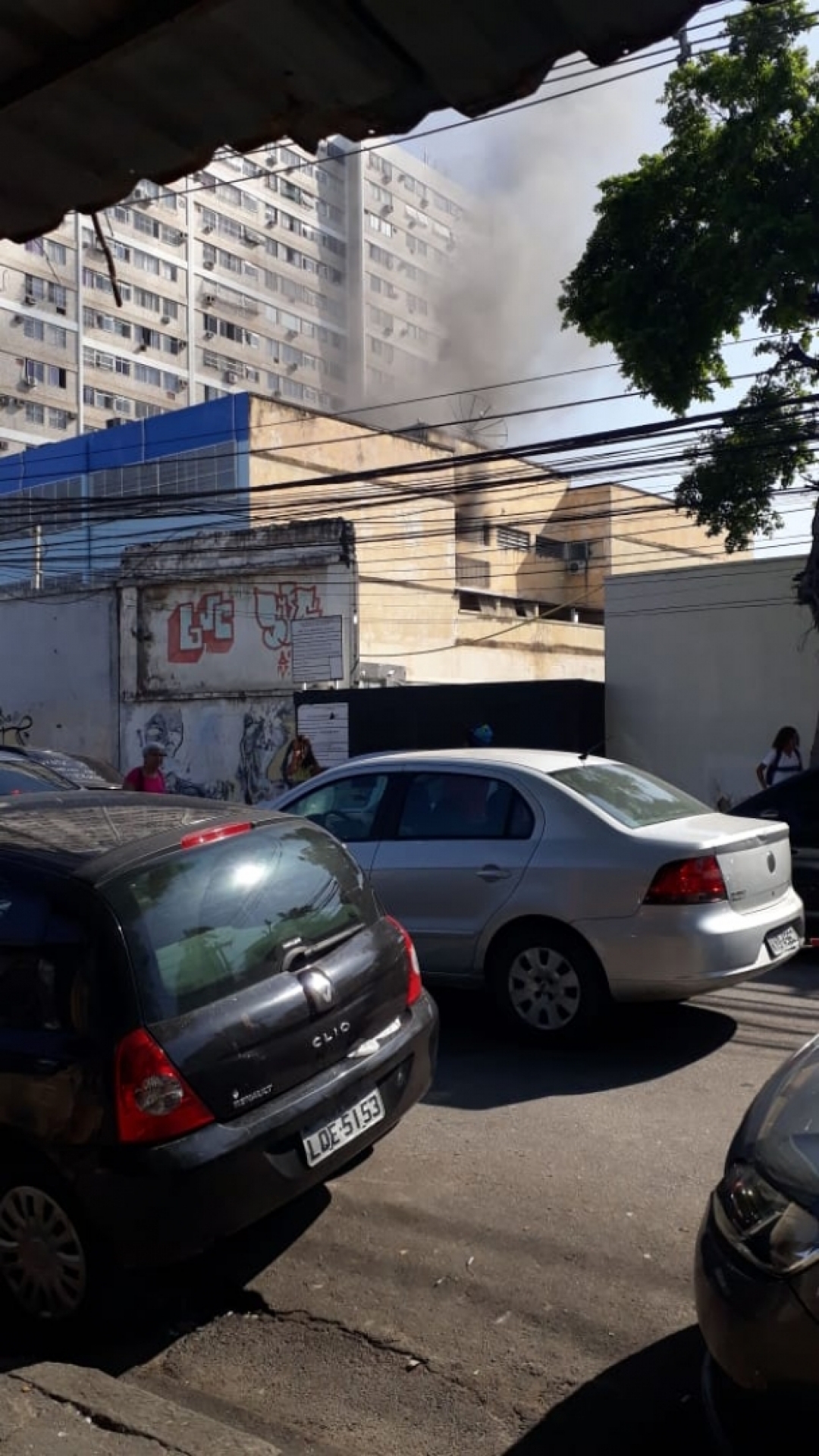 Princípio de incêndio na Escola Cientista Mário Kroeff, na Penha, foi controlado pelos Bombeiros na tarde desta quinta-feira 
