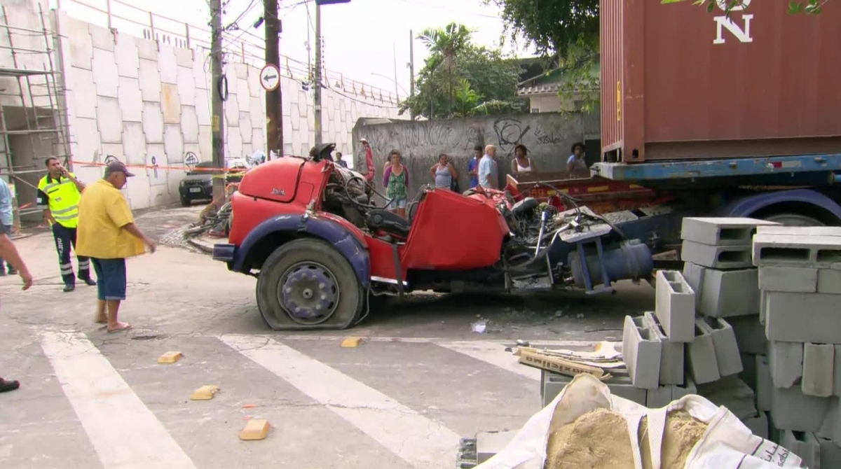 Cabine do caminhão completamente destruída: trabalho para retirar corpos levou mais de 12 horas - Reprodução / TV Globo
