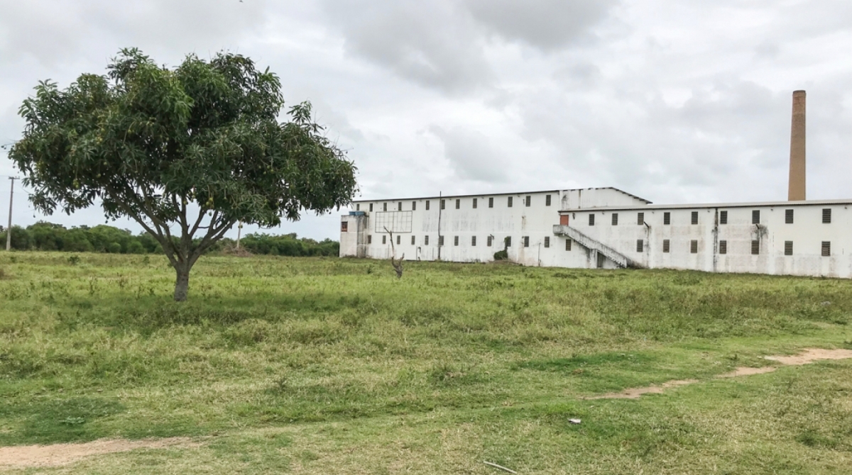 Prédio e terreno de antiga fábrica de macarrão, que recebeu R$ 22 milhões em 2004 e hoje deve R$ 100 milhões ao Fundecam, fundo de investimentos de Campos que usava verba dos royalties para investir em novos empreendimentos no município - Jean Barreto/Divulgação prefeitura de Campos