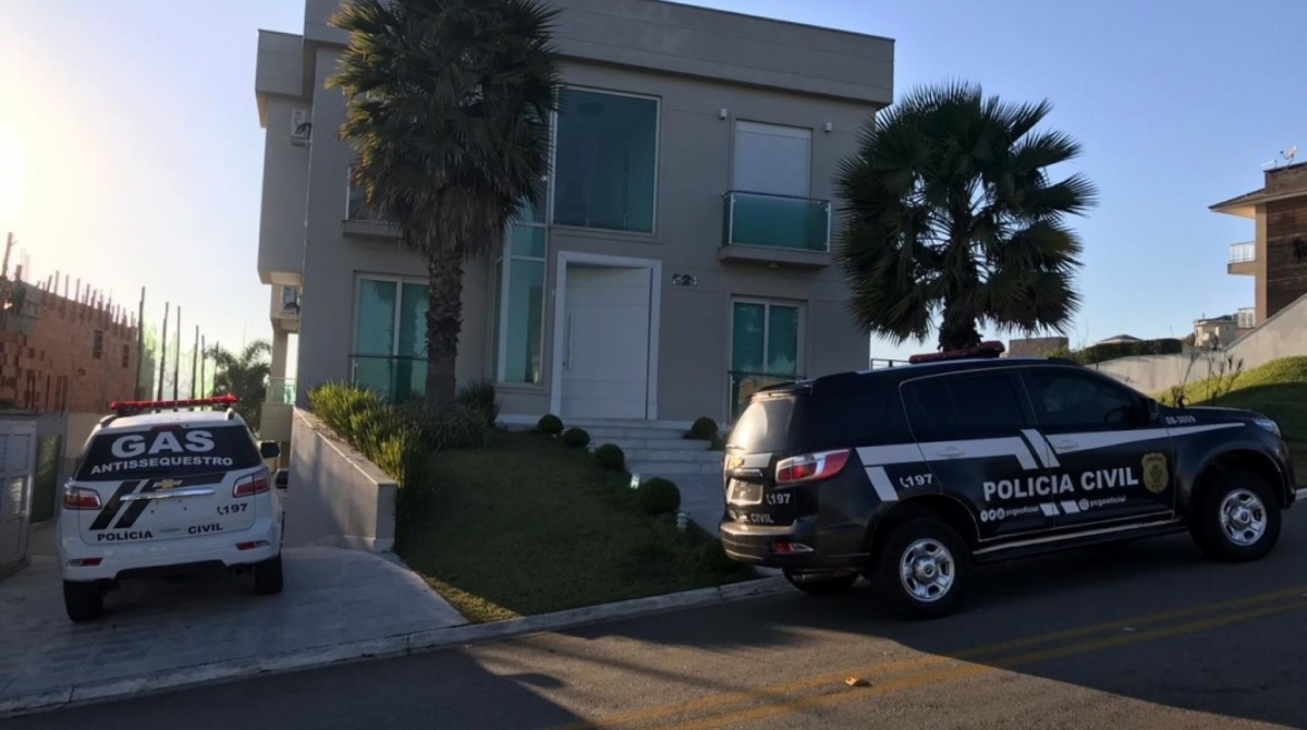 Membros da organização, comandada por um holandês radicado no Brasil, viviam uma vida de luxo, ostentando viagens para Dubai, Ilhas Maldivas, passeando em carros de luxo