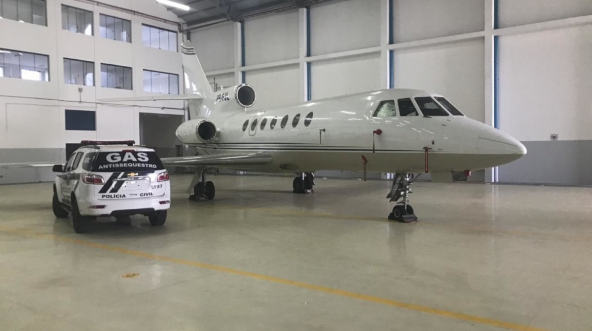 Voos são feitos com aeronaves modificadas para o aumento de autonomia, reabastecidas durante o voo através de galões de combustíve