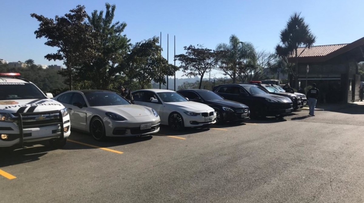 Onze carros de luxo foram apreendidos