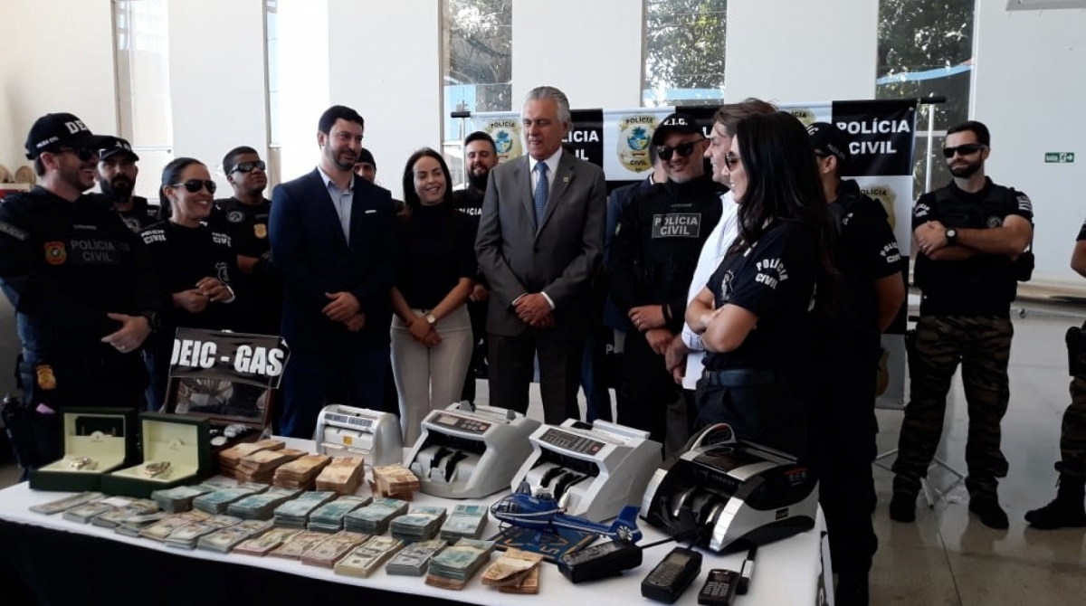 A Polícia Civil de Goiás também apreendeu 571 mil reais, dentre os quais 77 mil dólares, dois jatos executivos e um helicóptero, além de um jetski
