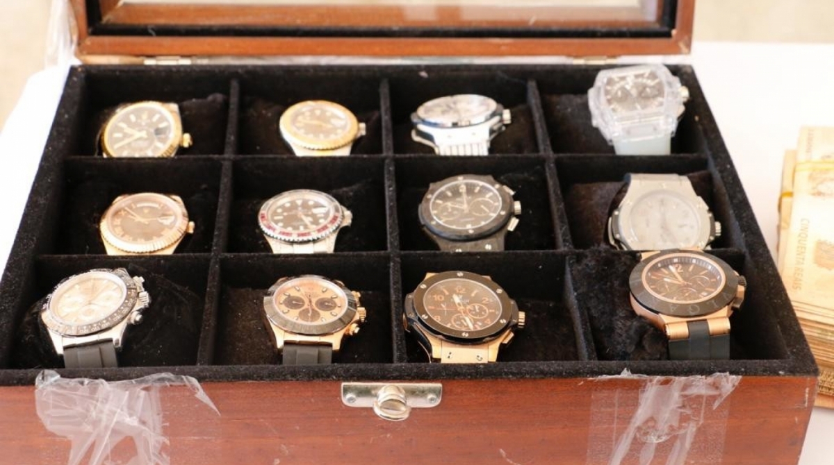 Os policiais civis tamb&eacute;m apreenderam 8 rel&oacute;gios Rolex e 5 Hublot durante as buscas