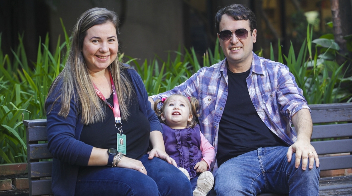 O pesquisador Cristiano Boccolini tenta aplicar na própria rotina o que recomenda em estudo. Ele emendou a licença paternidade com férias para acompanhar a esposa Patrícia após o nascimento da pequena Gia Elena - Fotos de Ricardo Cassiano