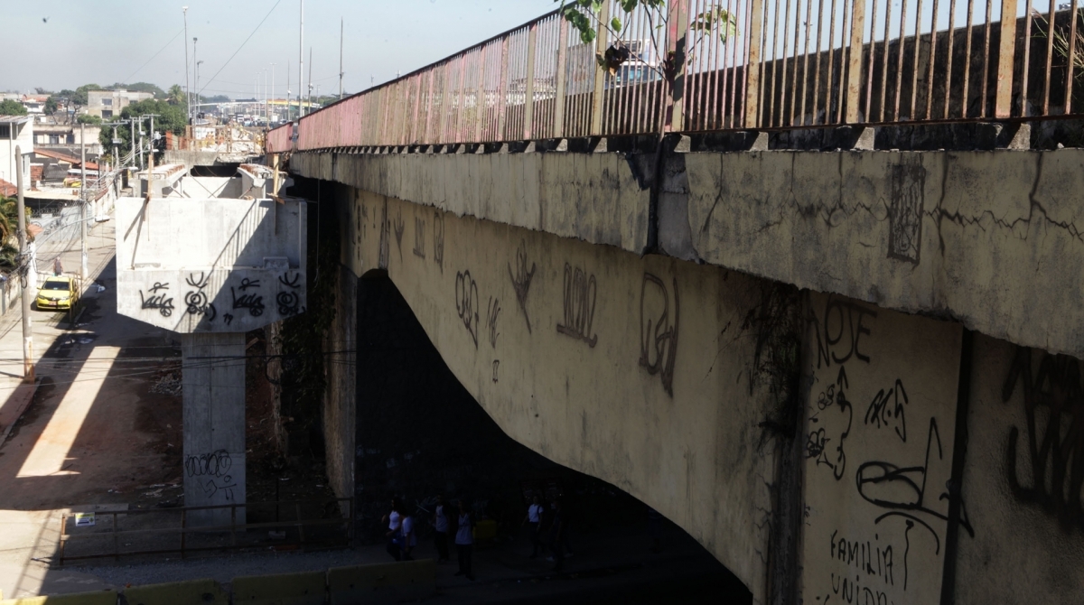 Rio, 09/08/2019 -Caminhao bate e derruba extencao de viaduto em obras. Coelho Neto, zona norte do Rio. Na foto, Na foto, vigas iguais a que o caminhao derrubou, av Automovel Clube.  Foto: Ricardo Cassiano/Agencia O Dia