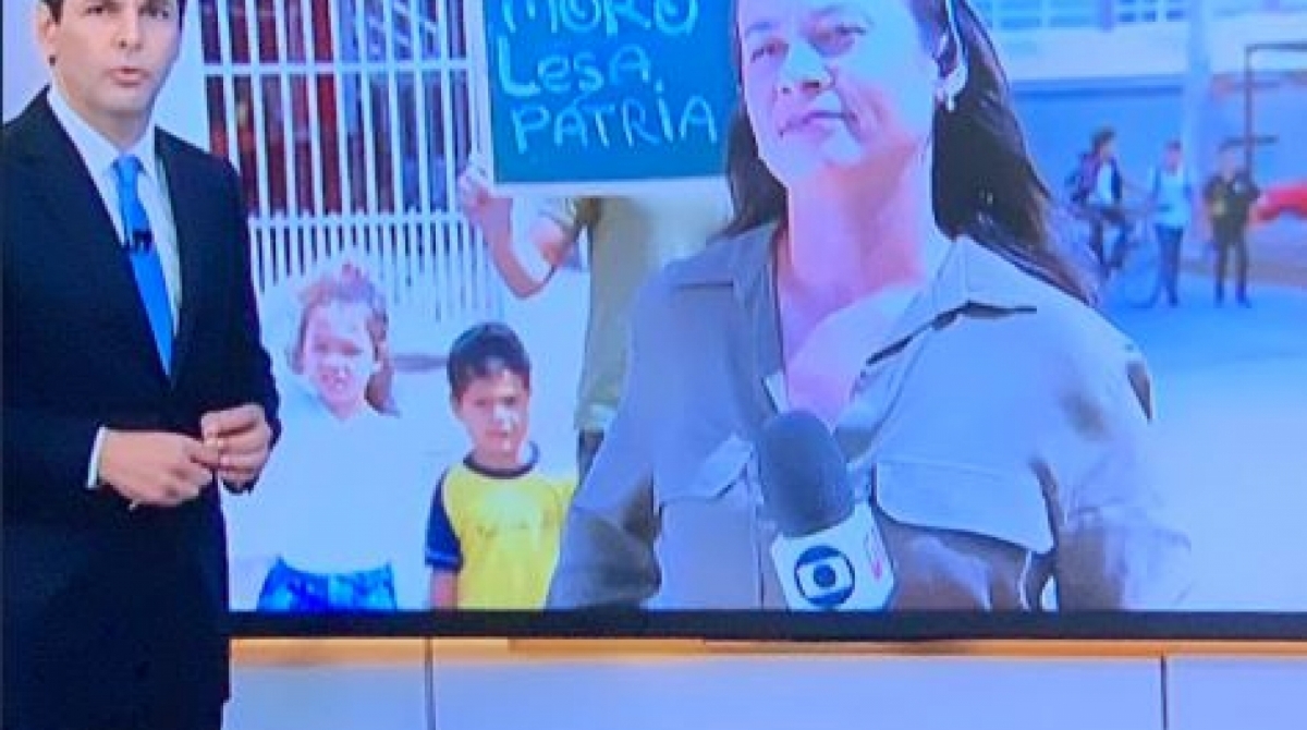 Telespectador invadiu ao vivo com placa que dizia 'Moro lesa pátria' 