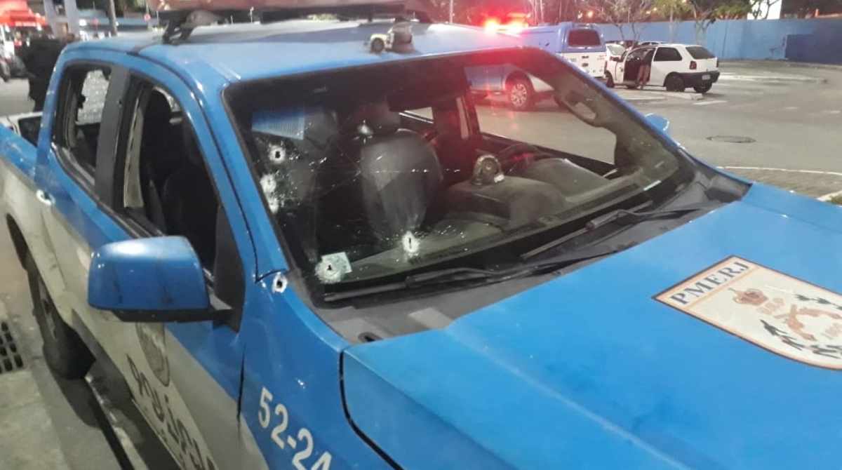 PMs foram atacados a tiros na Rodovia Washington Luiz, em Caxias. Um dos policiais morreu - WhatsApp O DIA (98762-8248)