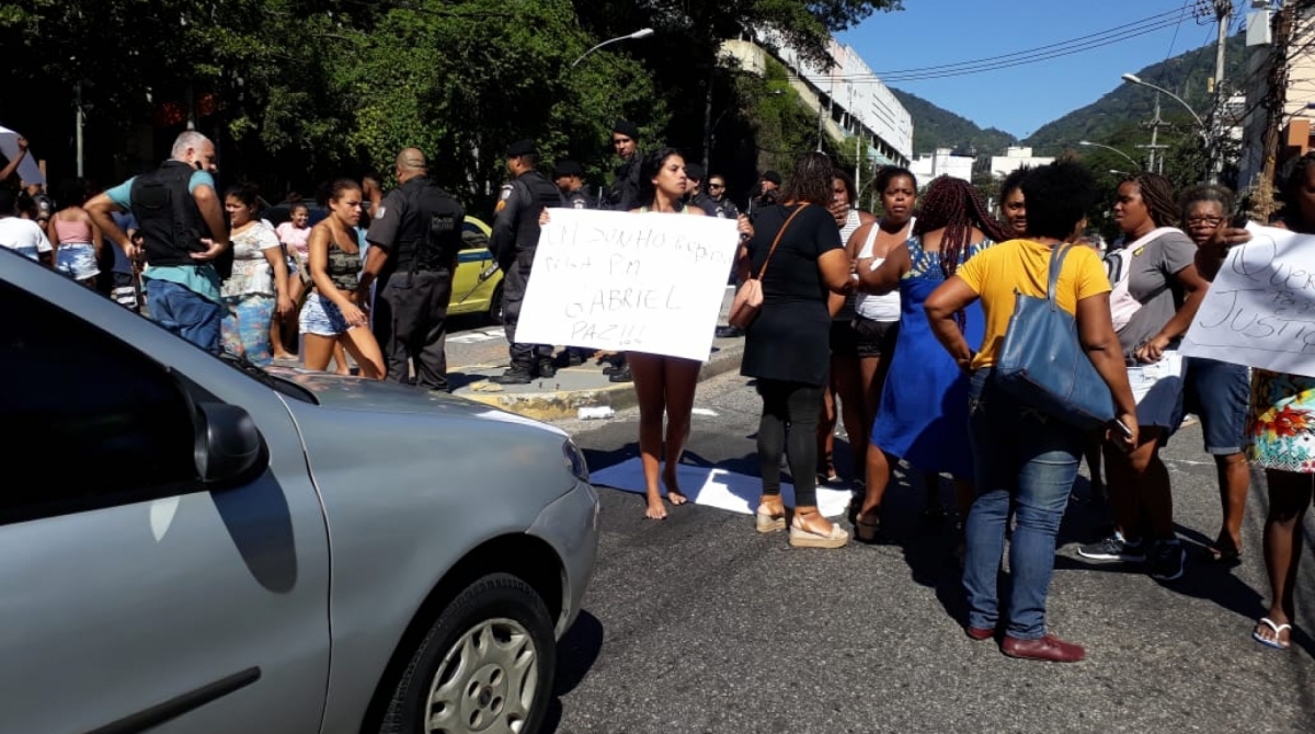 Moradores do Borel e familiares fazem uma manifestação em frente ao local onde Gabriel foi baleado, na Rua Conde de Bonfim , na Tijuca