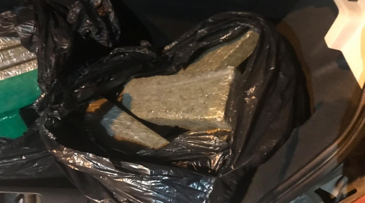 Agentes montaram um cerco e abordaram dois ve&iacute;culos: um Chevrolet Onix, dirigido por Carlos Sandro Simem Poeis, e um Chevrolet Vectra, conduzido por Gilson Ferreira Martins    - Divulgação