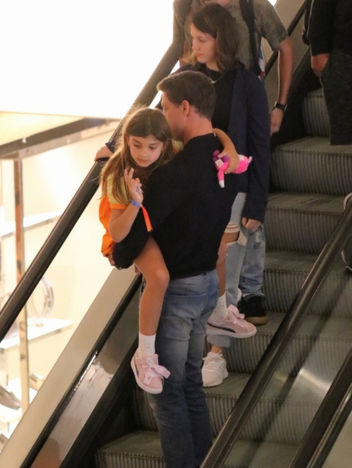 Cauã Reymond passeia com a filha em shopping do Rio