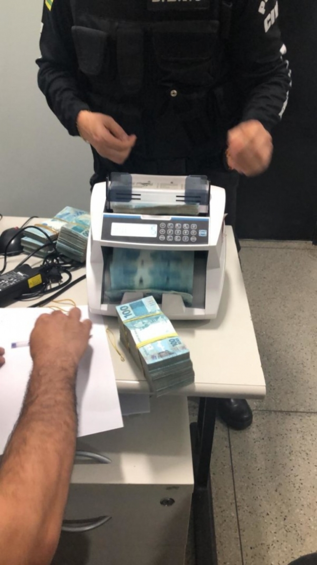 A Polícia Civil de Goiás também apreendeu 571 mil reais, dentre os quais 77 mil dólares, dois jatos executivos e um helicóptero, além de um jetski