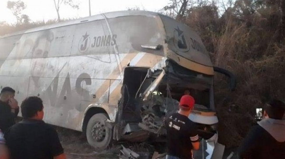 Ônibus de Jonas Esticado se envolve em acidente  - WhatsApp