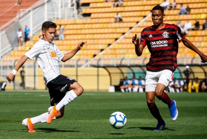 Flamengo vence Corinthians de virada no primeiro jogo da final do brasileiro sub-17