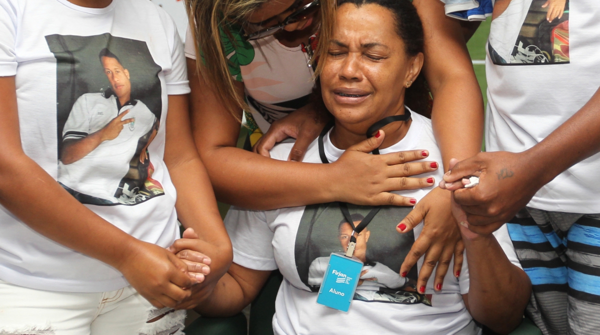 Rio de Janeiro - 11/08/2019 - Sepultamento do estudante Gabriel Pereira Alves, que foi morto depois de ser atingido no peito na última sexta-feira (9) quando estava em um ponto de ônibus na Tijuca. Na foto acima Rosimar Marçal mae. Fotos: Luciano Belford/Agência O Dia