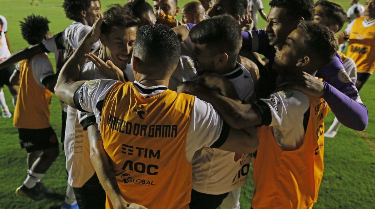 Marcos Júnior (à esquerda) festeja o gol com os companheiros: alegria e festa no Serra Dourada - Rafael Ribeiro / Vasco