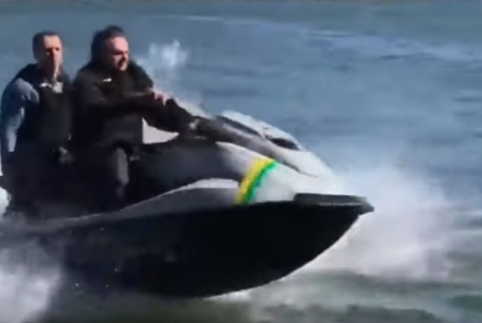 No Dia dos Pais, presidente andou de moto náutica no Lago Paranoá