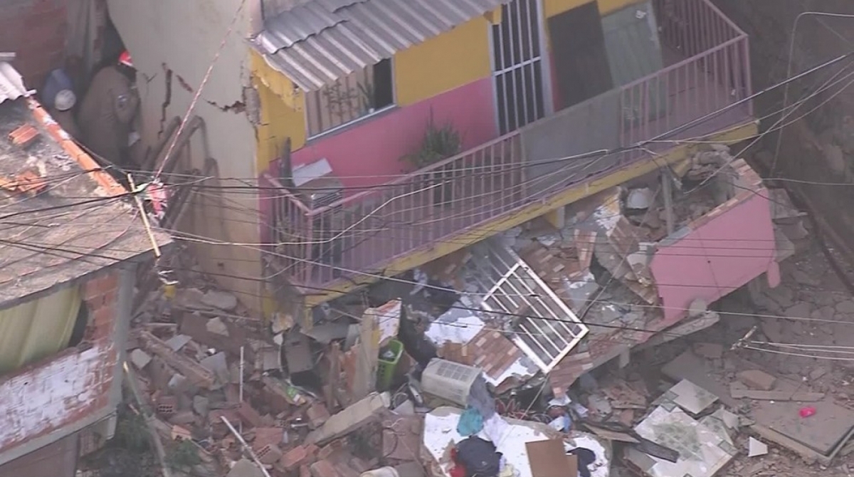 Bombeiros procuram v&iacute;timas no local