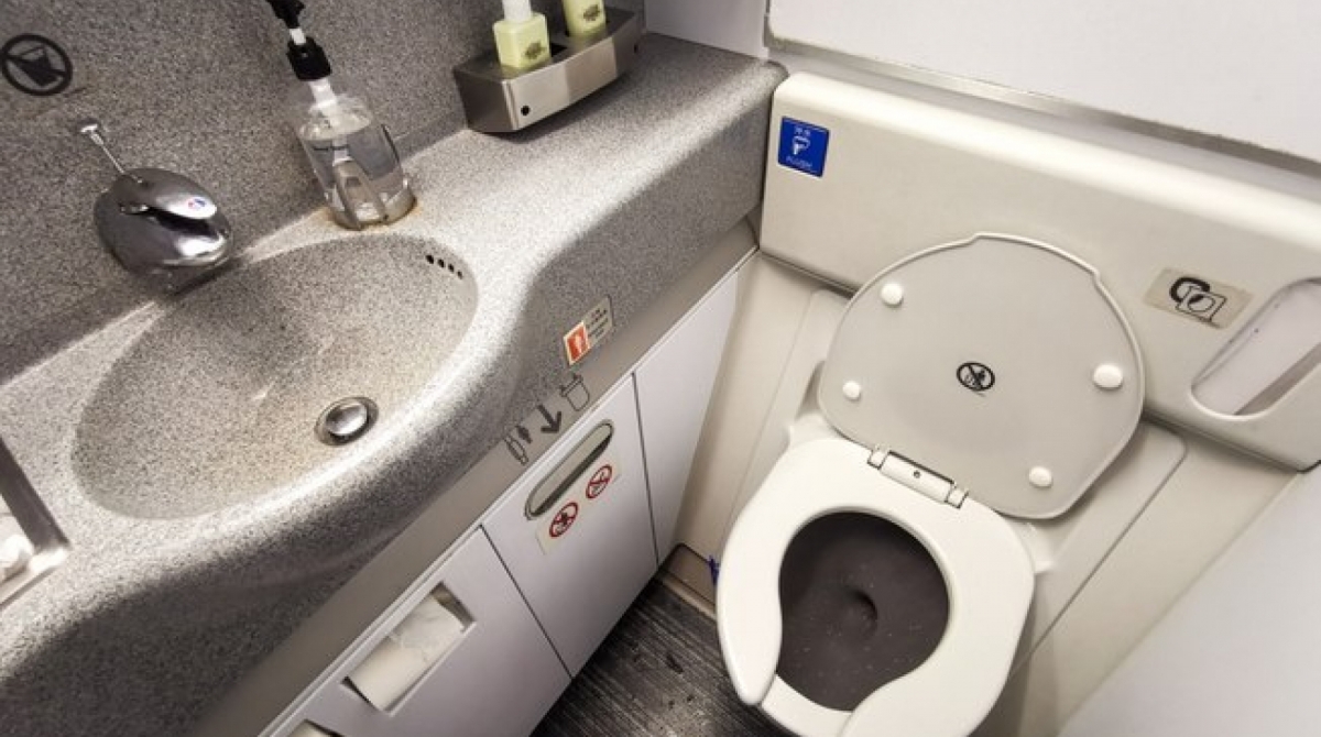 Malaio foi preso após instalar câmera dentro de banheiro da United Airlines - shutterstock