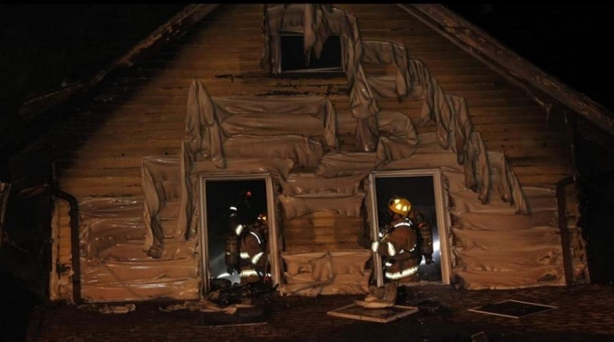 Imóvel ficou destruído após o incêndio - Reprodução / AFP/ Erie Fire Department/Scooter Blakely