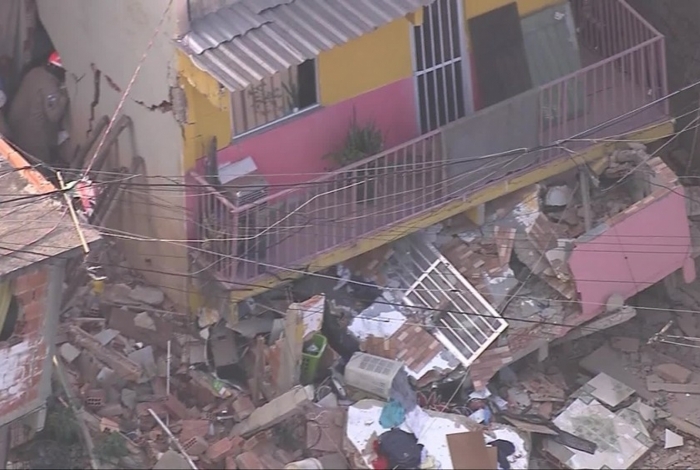 Bombeiros procuram vÃ­timas no local