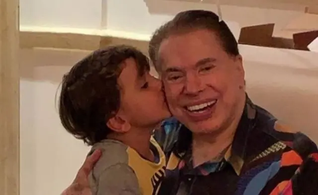 Silvio Santos aparece brincando com os netos
