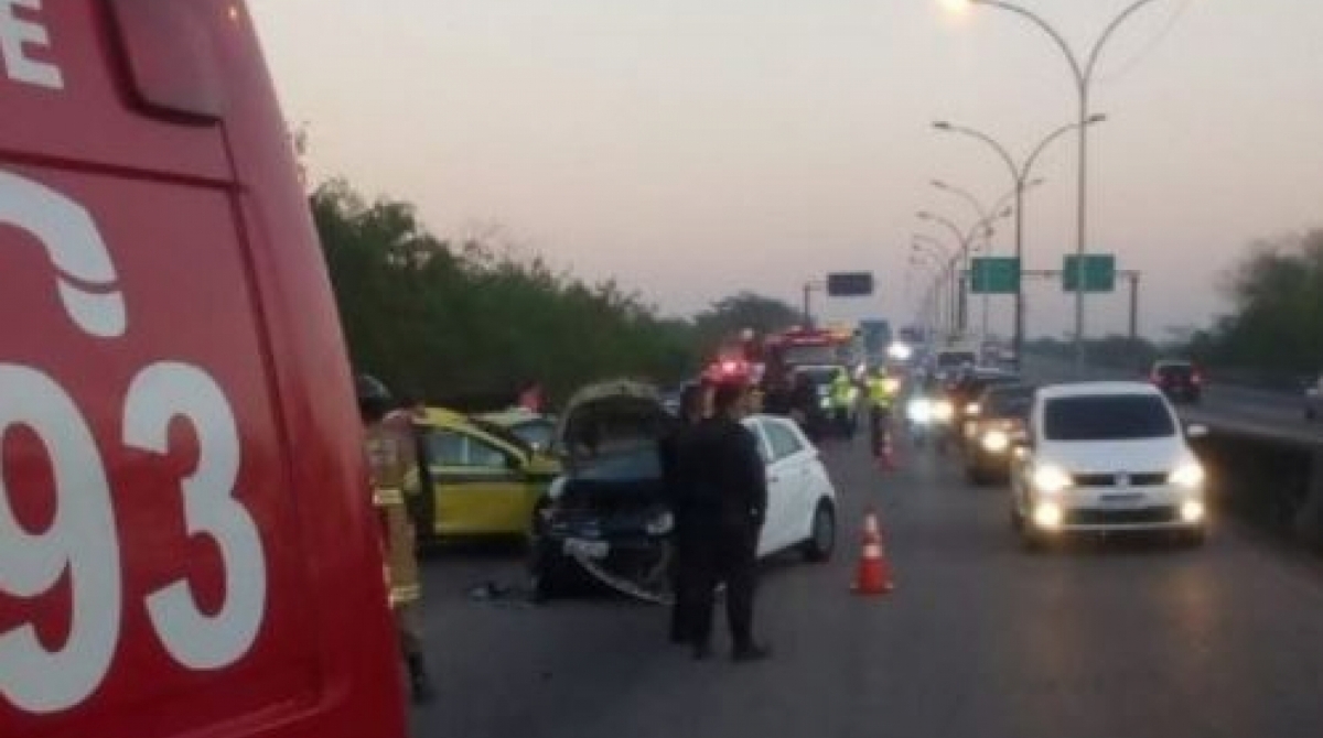 Perseguição seguida de capotamento do carro de criminosos deixou oito feridos, entre elas uma mulher grávida, na Linha Vermelha