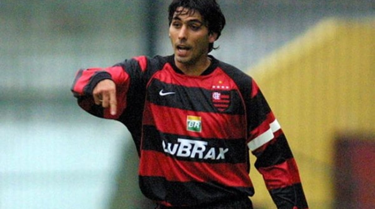 Revelado pelo Flamengo, Athirson é um dos grandes nomes recentes do clube atuando pelo lado esquerdo. Ele encerrou a carreira no ano de 2012.