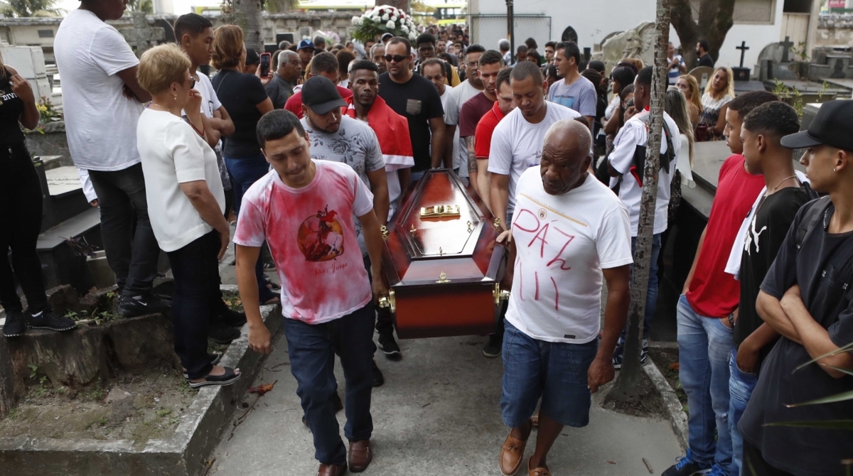 Enterro de Dyogo Costa Xavier de Brito que foi morto na comunidade da Grota  - fotos de Gilvan de Souza