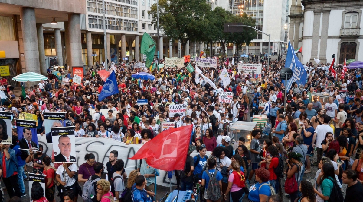 Ontem à tarde, manifestantes participaram de protesto em defesa da Educação, no Centro Rio - Clever Felix/Parceiro/Agência O Dia