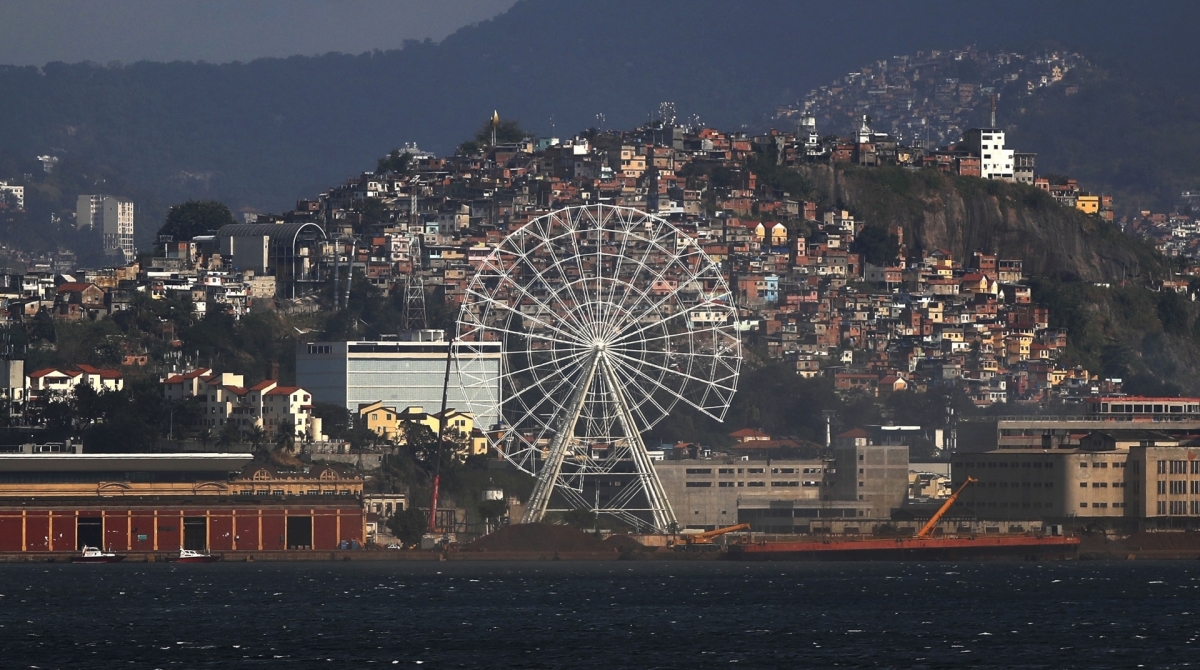 A roda-gigante de 90 metros de altura que vai virar atra&ccedil;&atilde;o tur&iacute;stica na Zona Portu&aacute;ria do Rio j&aacute; ganha forma. Foto: Gilvan de Souza/Ag&ecirc;ncia O Dia