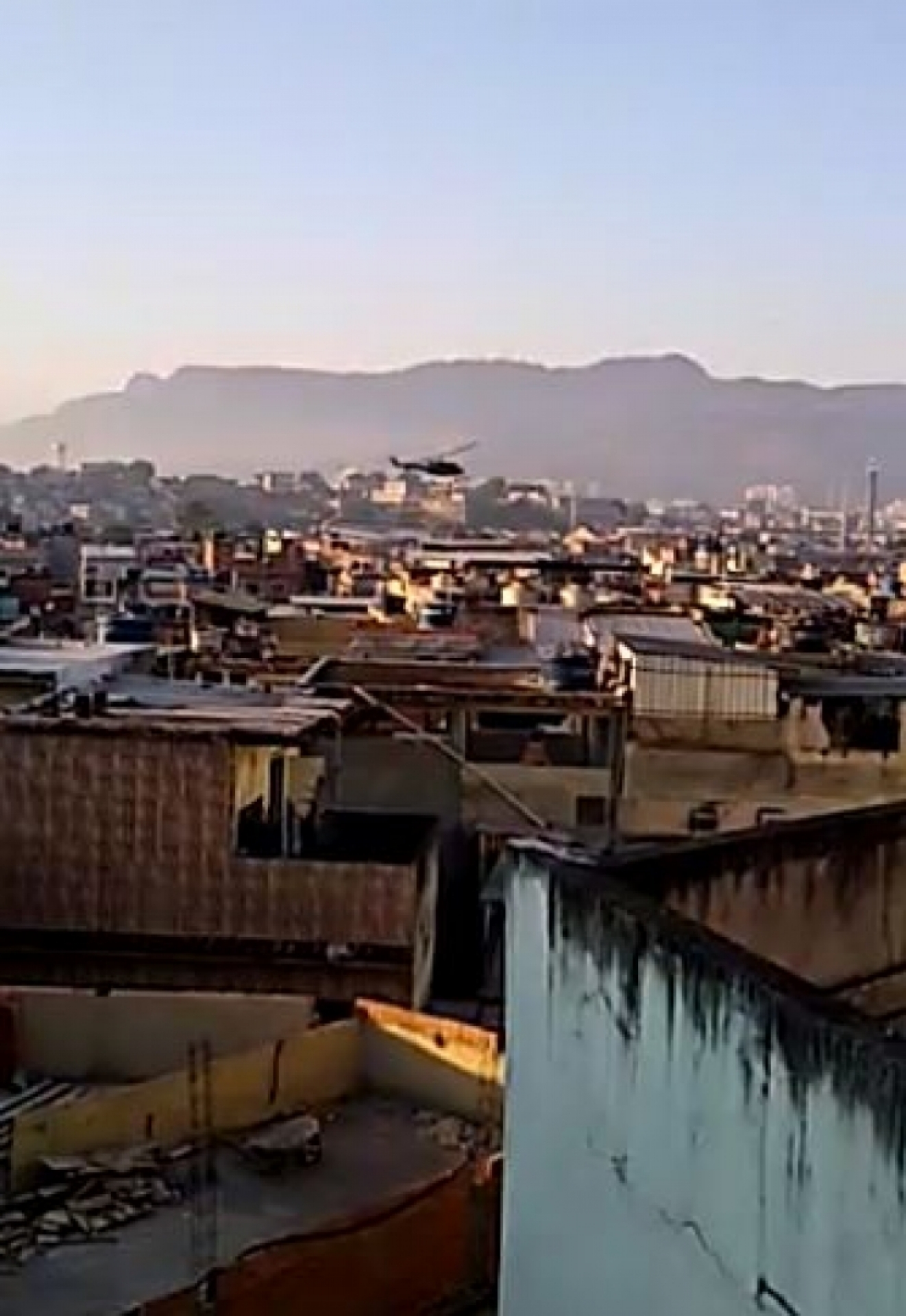 Helic&oacute;ptero sobrevoa Jacarezinho e rajadas de tiros s&atilde;o ouvidos