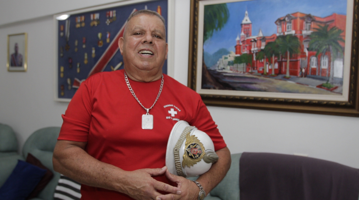 Em casa, na Barra da Tijuca, o coronel Marcos Silva guarda lembranças da época em que serviu à corporação - Cléber Mendes