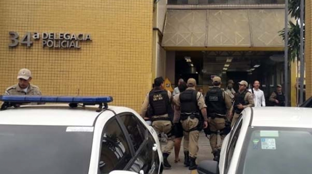 Presos e material apreendido foram levados para a delegacia de Bangu
