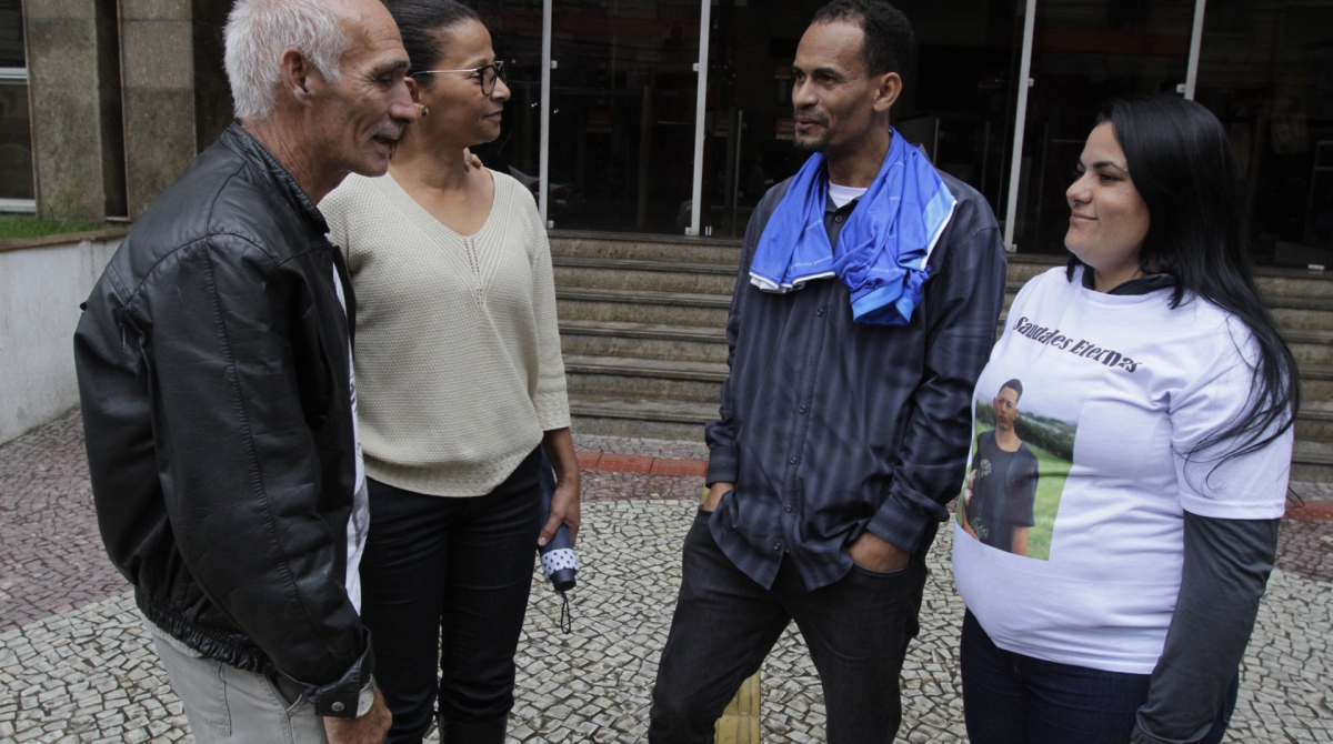 Rio,14/08/2019- NITEROI- PREFEITURA DE NITEROI, encontro de Pai e Av&Atilde;Ž dos garotos mortos vitimas da viol&Atilde;&ordf;ncia no Rio de Janeiro. Na foto, Cristov&Atilde;&pound;o Xavier(Av&Atilde;Ž do Diego Costa Xavier, morto na comunidade da Grota em Sao Go&Atilde;&sect;alo)  e Fabr&Atilde;&shy;cio Alves (pai do Gabriel Pereira Alves, morto na comunidade do Borel) .Foto: Cl&Atilde;&copy;ber Mendes/Ag&Atilde;&ordf;ncia O Dia