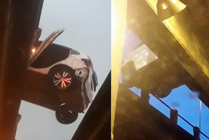 Um dos veículos envolvidos no acidente ficou pendurado